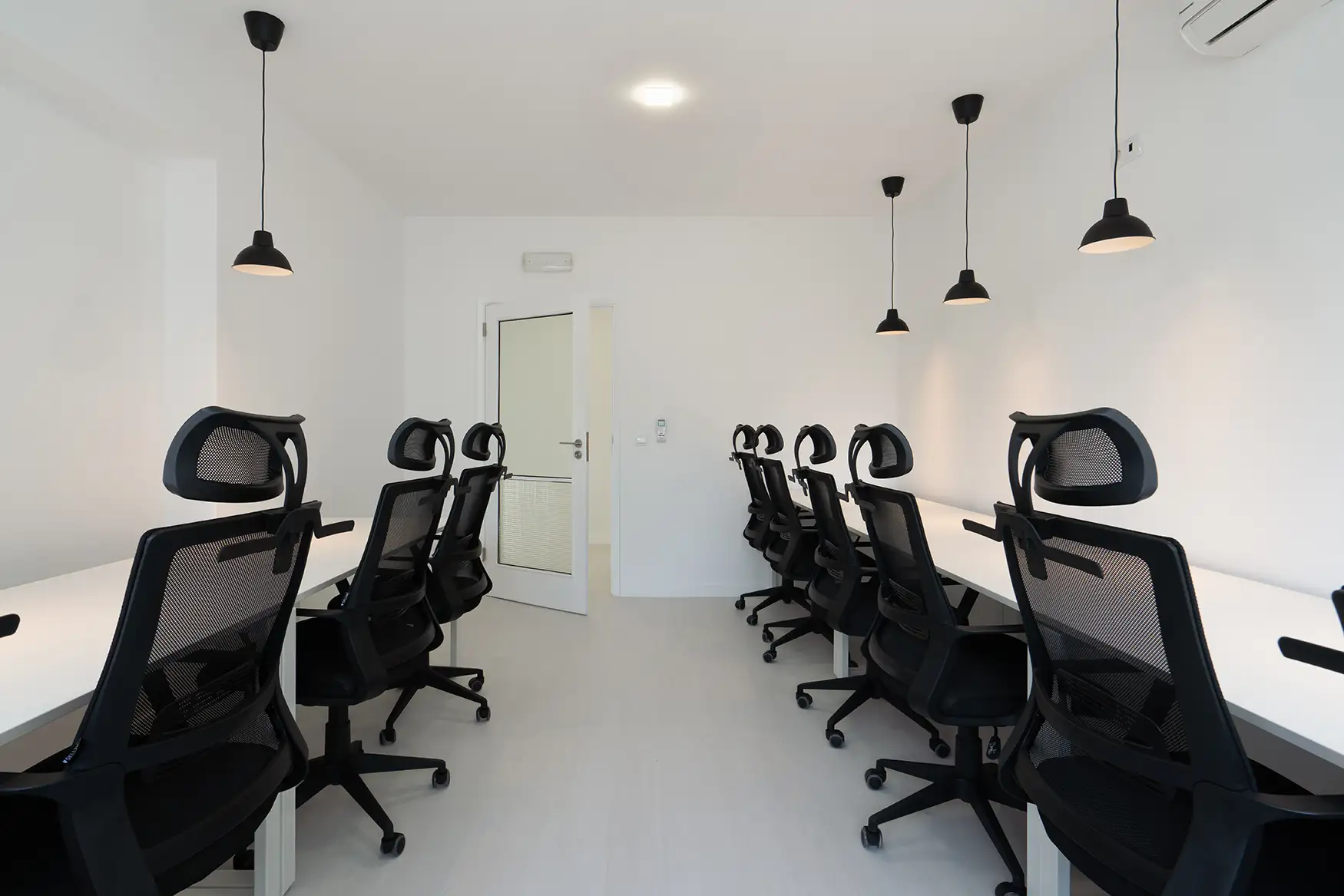 Escritório Mobilado — Vista para Porta