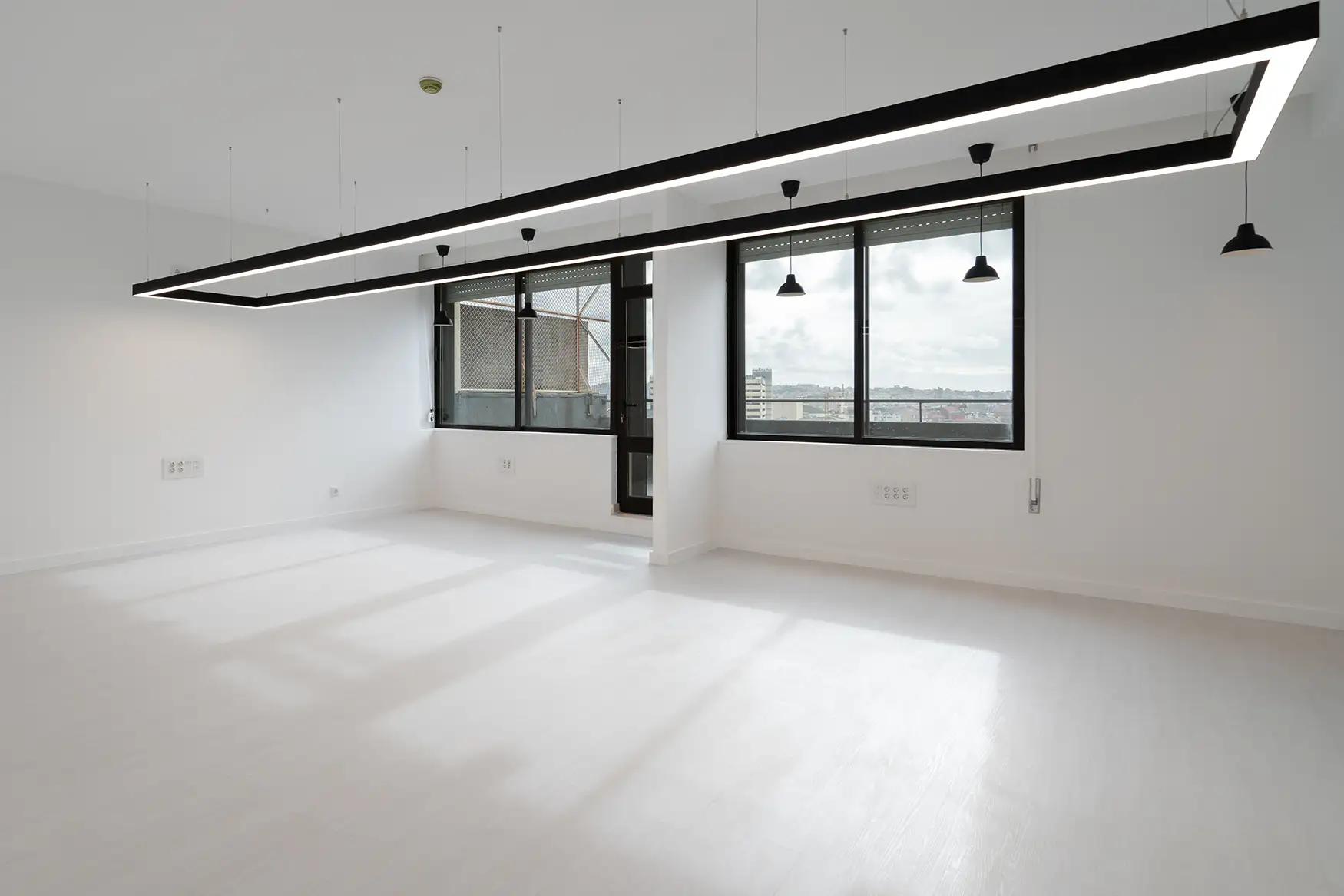 Escritório Amplo com Vista — Vista Principal