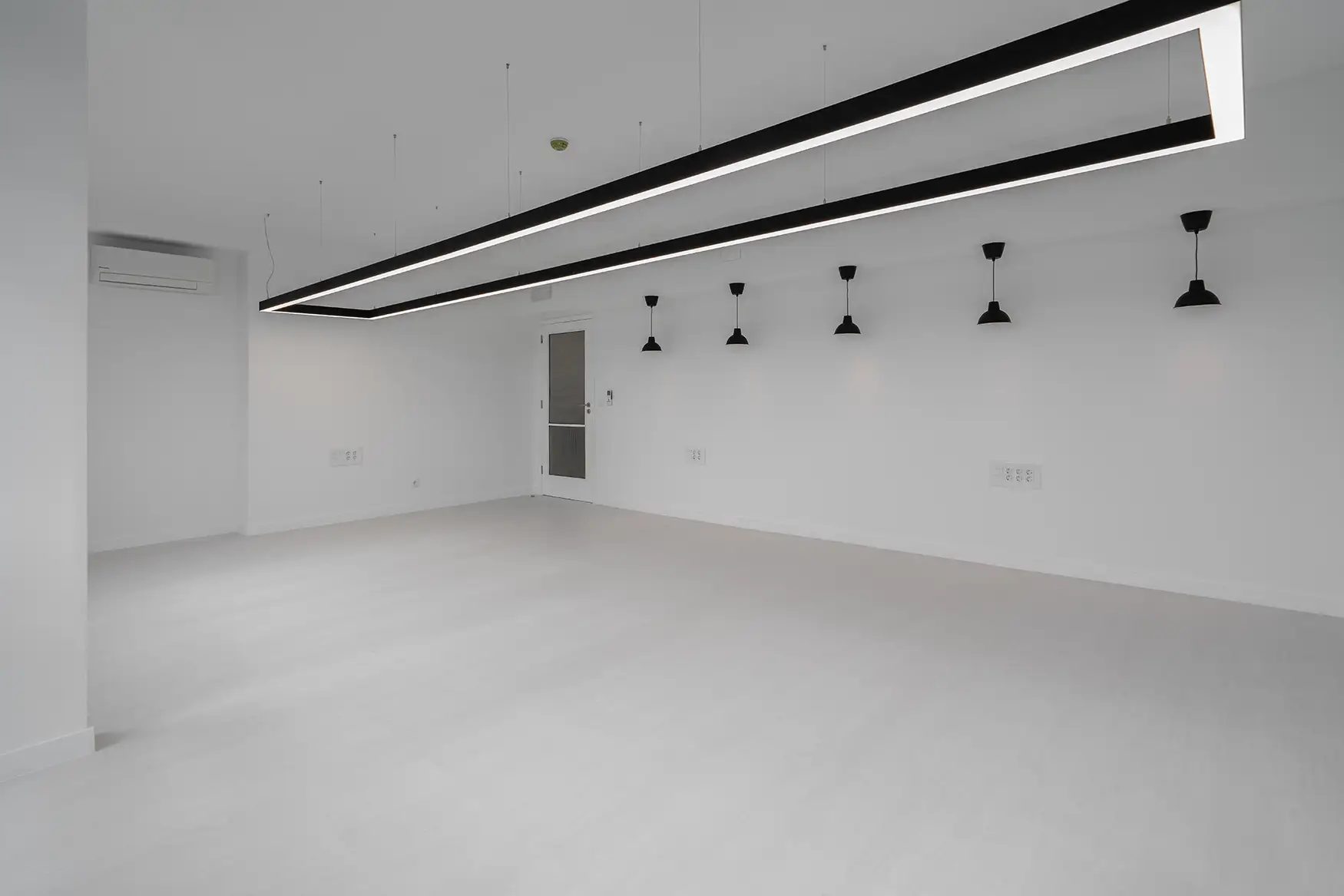 Escritório Amplo com Vista — Vista para Janela